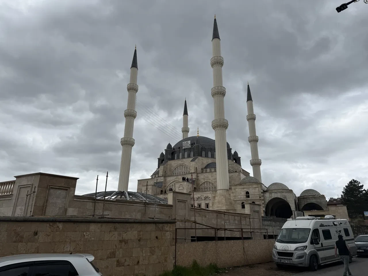 Cami inşaatında ücret krizi: Kubbeye çıkıp protesto ettiler