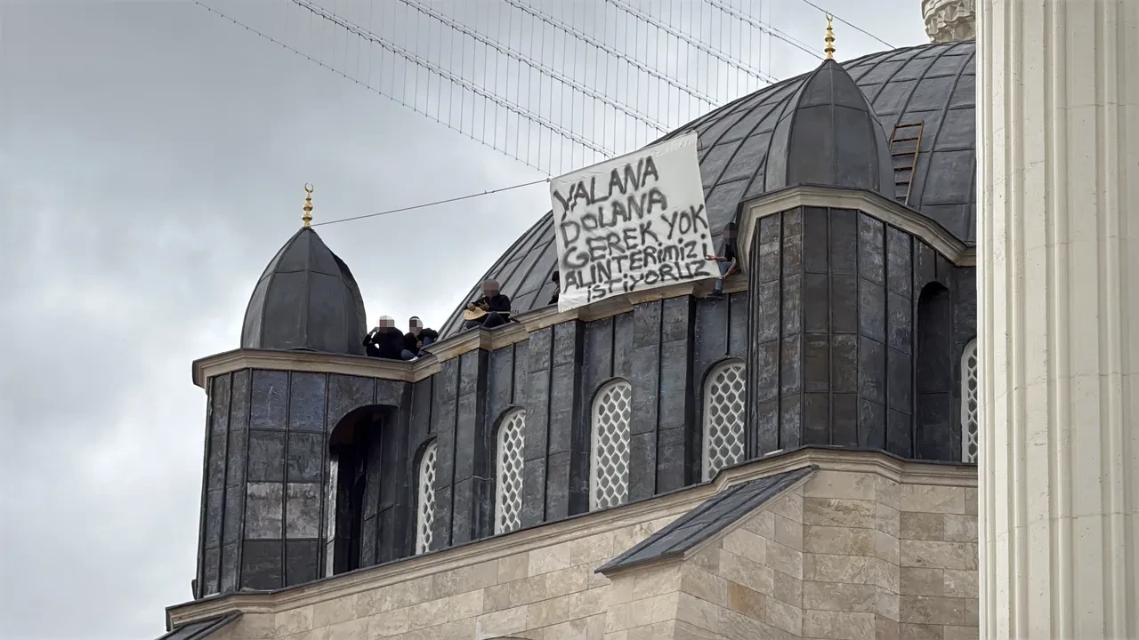 Cami inşaatında ücret krizi: Kubbeye çıkıp protesto ettiler