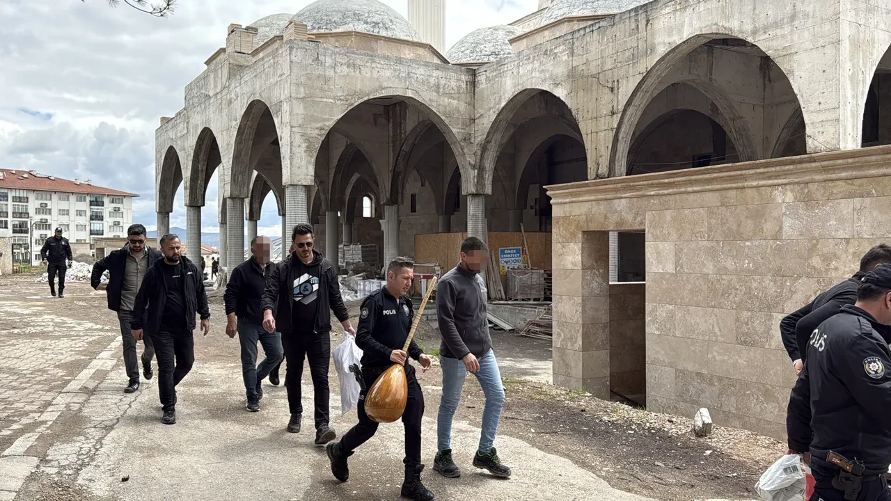 Cami inşaatında ücret krizi: Kubbeye çıkıp protesto ettiler