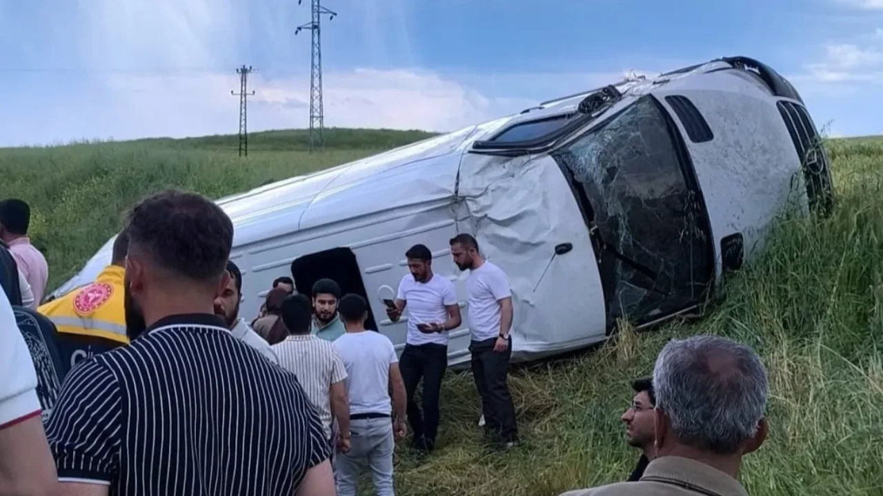 Diyarbakır’da yolcu minibüsü takla attı! Çok sayıda yaralı var