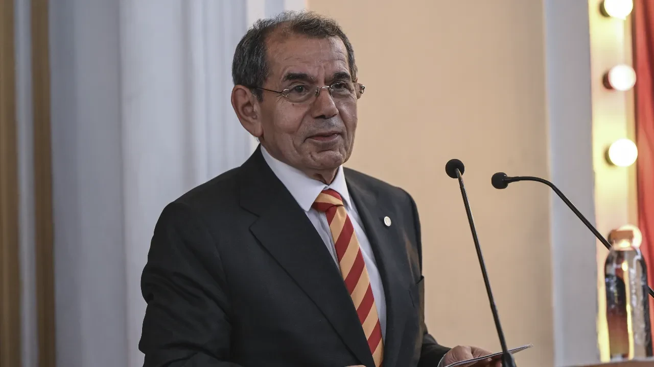 Galatasaray'da Dursun Özbek, yeniden başkan seçilmesinin ardından konuştu! "Galatasaray için kurduğumuz tüm hayalleri gerçek yapacağız"