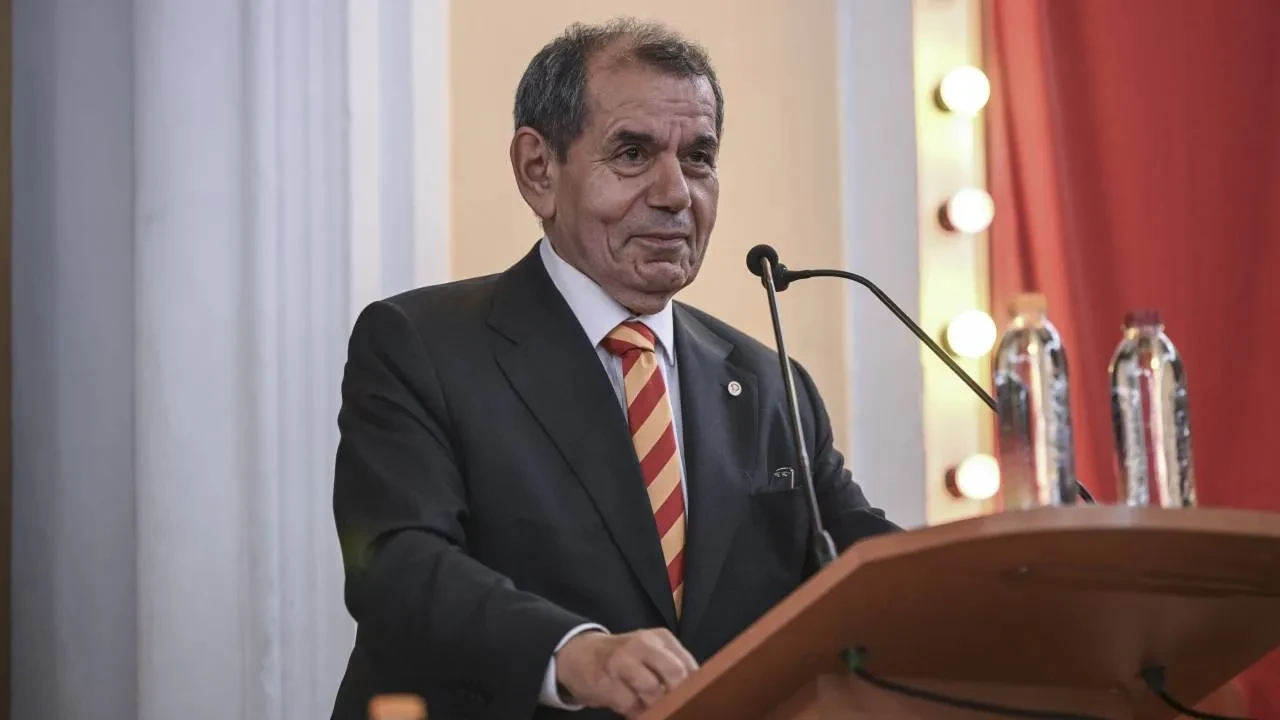 Galatasaray'da Dursun Özbek, yeniden başkan seçilmesinin ardından konuştu! "Galatasaray için kurduğumuz tüm hayalleri gerçek yapacağız"