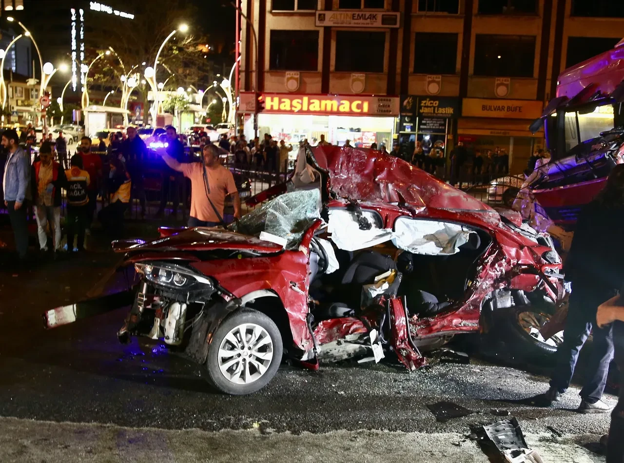 Giresun'da feci kaza: Tır iki otomobili biçti! 5 kişi öldü, 6 kişi yaralı