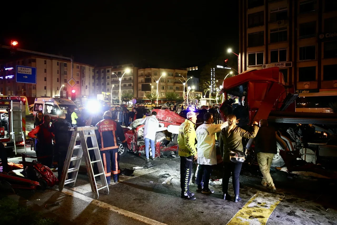 Giresun'da feci kaza: Tır iki otomobili biçti! 5 kişi öldü, 6 kişi yaralı