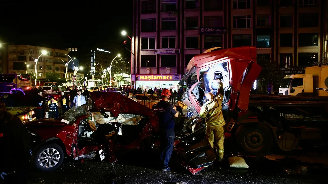Giresun'da feci kaza: Tır iki otomobili biçti! 5 kişi öldü, 6 kişi yaralı