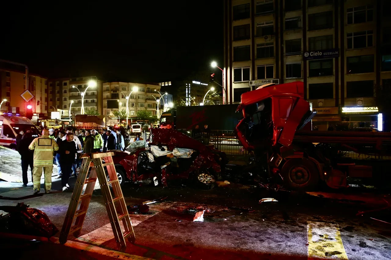 Giresun'da feci kaza: Tır iki otomobili biçti! 5 kişi öldü, 6 kişi yaralı