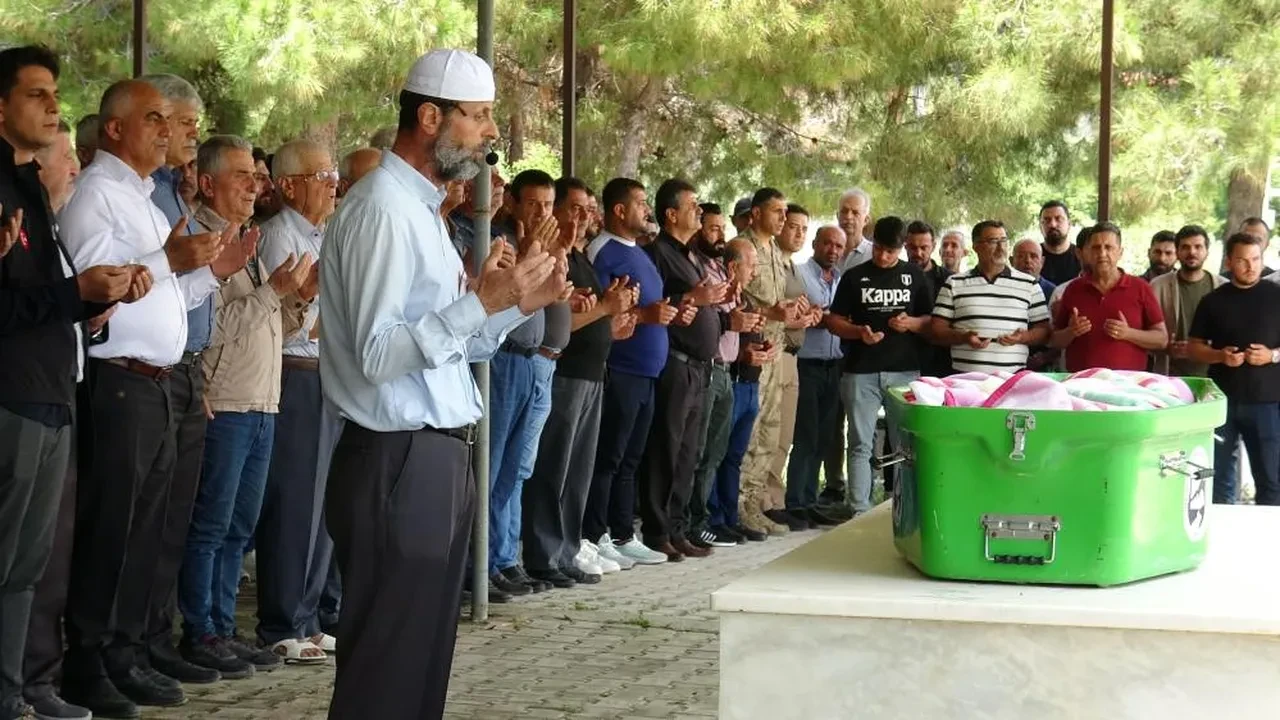 Hatay'daki selde hayatını kaybeden gencin annesinden acı veda: Sana gitme dedim oğlum, dinlemedin