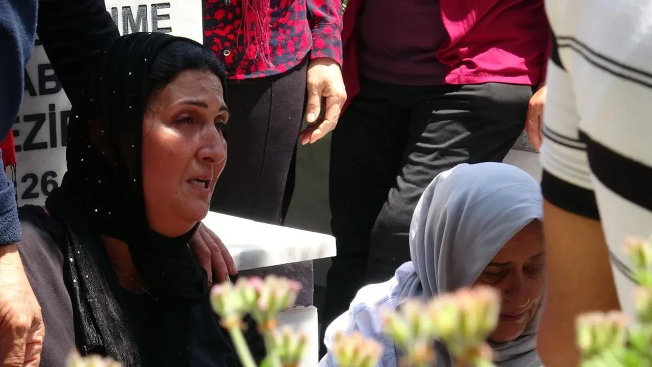 Hatay'daki selde hayatını kaybeden gencin annesinden acı veda: Sana gitme dedim oğlum, dinlemedin