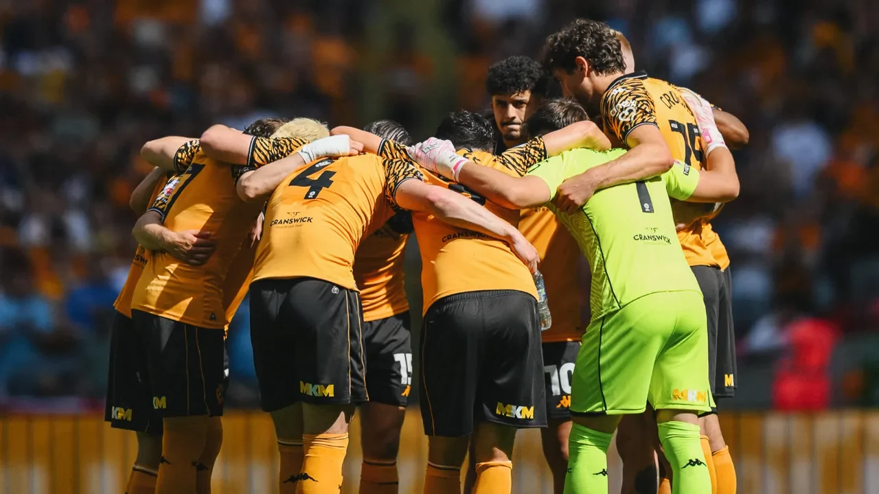 Hull City, Premier Lig'e yükseldi! Türk iş insanı Acun Ilıcalı'nın sahibi olduğu Hull City, İngiltere'de futbolun zirvesinde