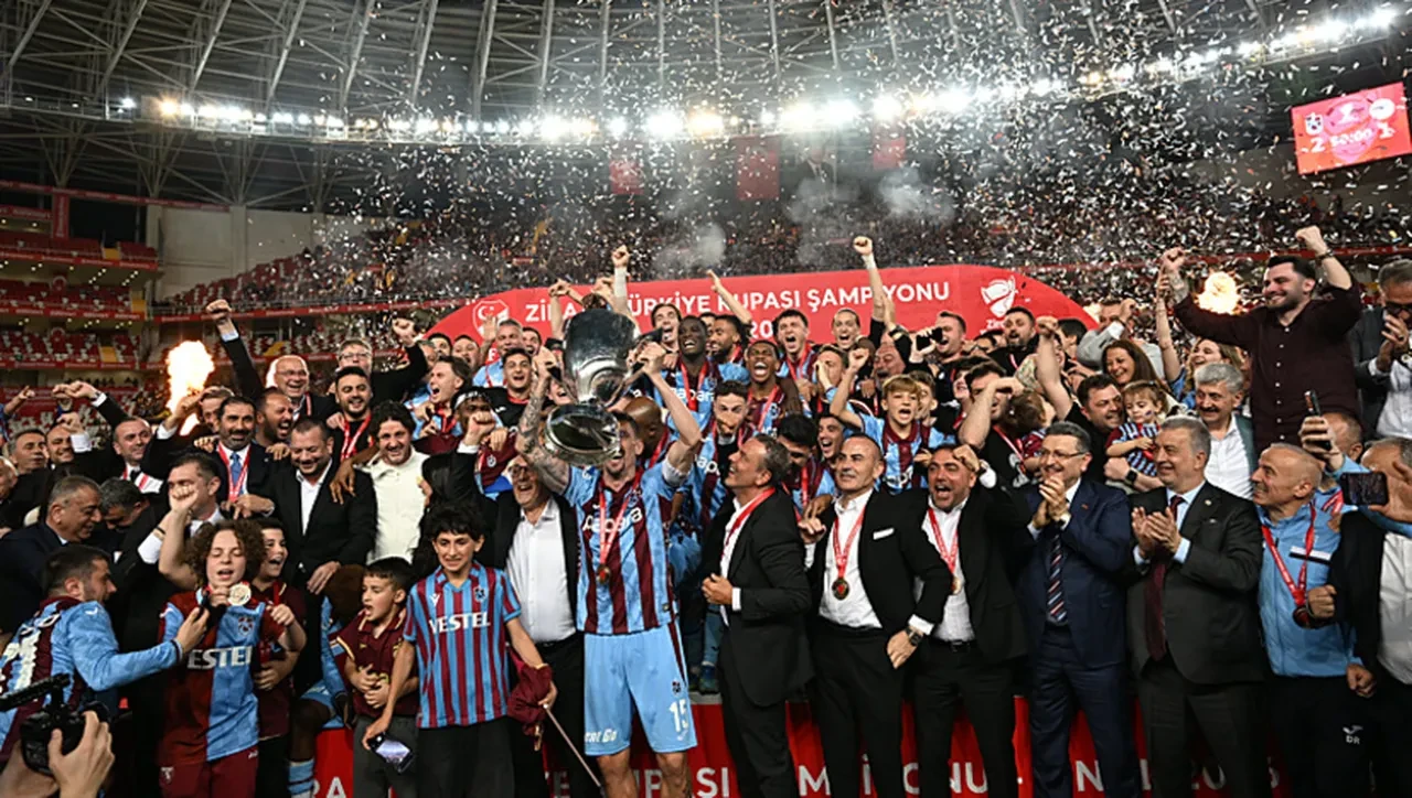 MHP Lideri Devlet Bahçeli, Ziraat Türkiye Kupası şampiyonu Trabzonspor'u tebrik etti!