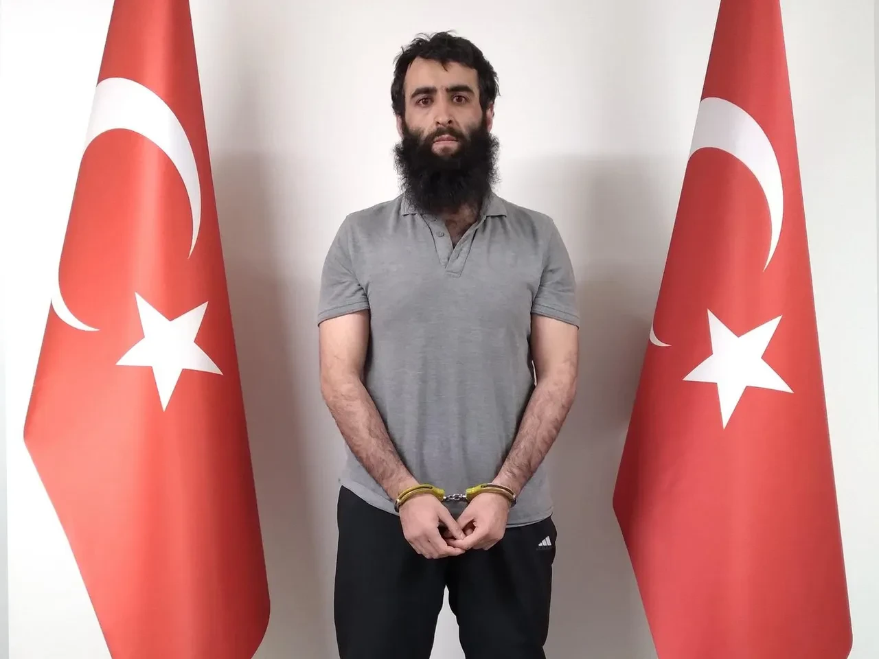 MİT'ten Suriye'de DEAŞ operasyonu! Kırmızı bültenle aranan 10 DEAŞ'lı terörist yakalandı