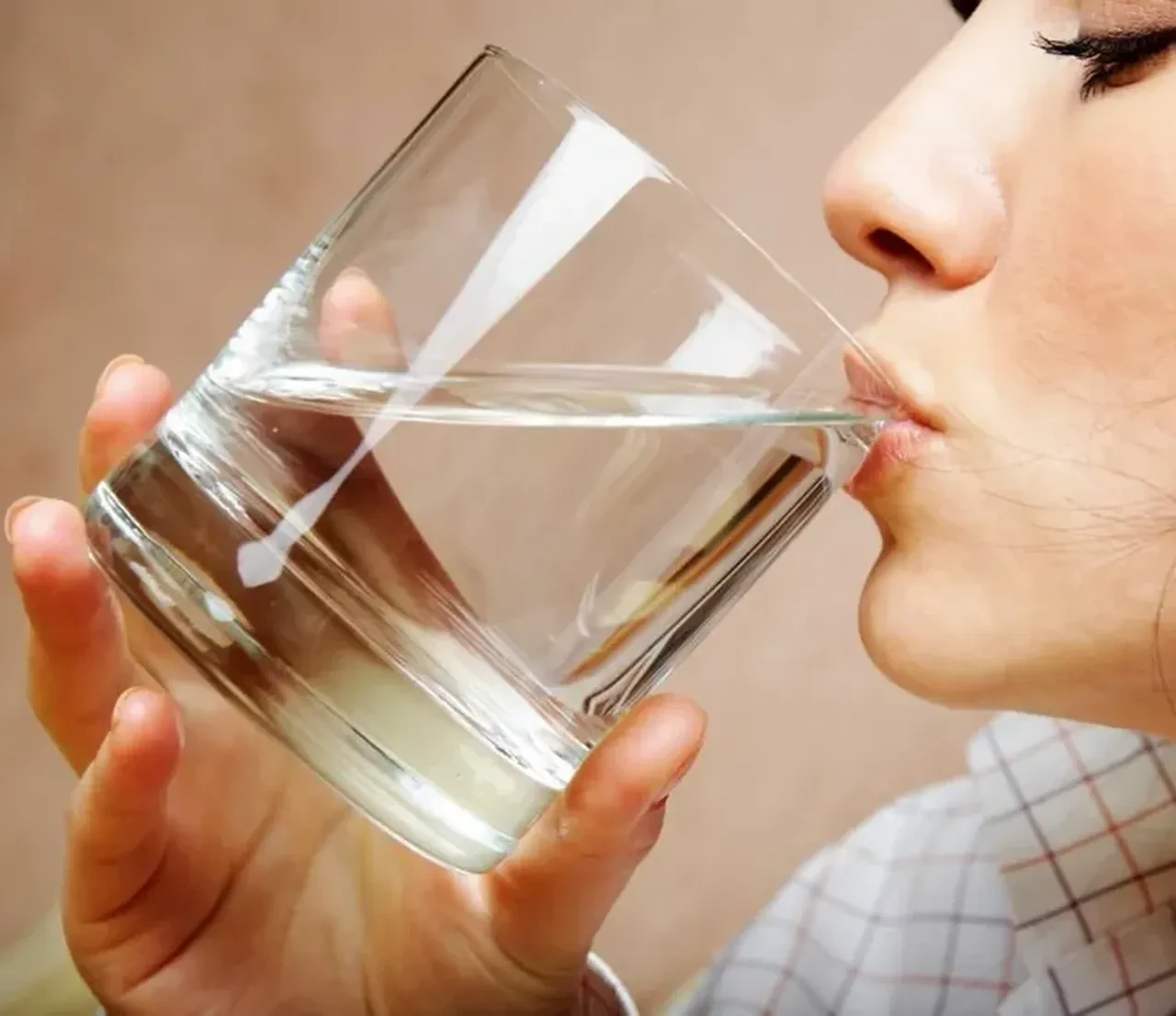 Suyu böyle içen daha hızlı yaşlanıyor! Su içerken yapılan 5 hata