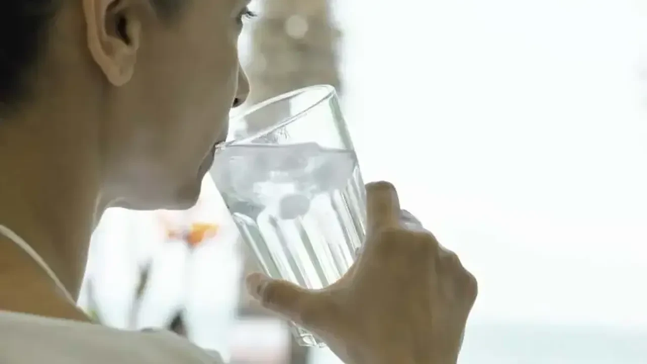 Suyu böyle içen daha hızlı yaşlanıyor! Su içerken yapılan 5 hata