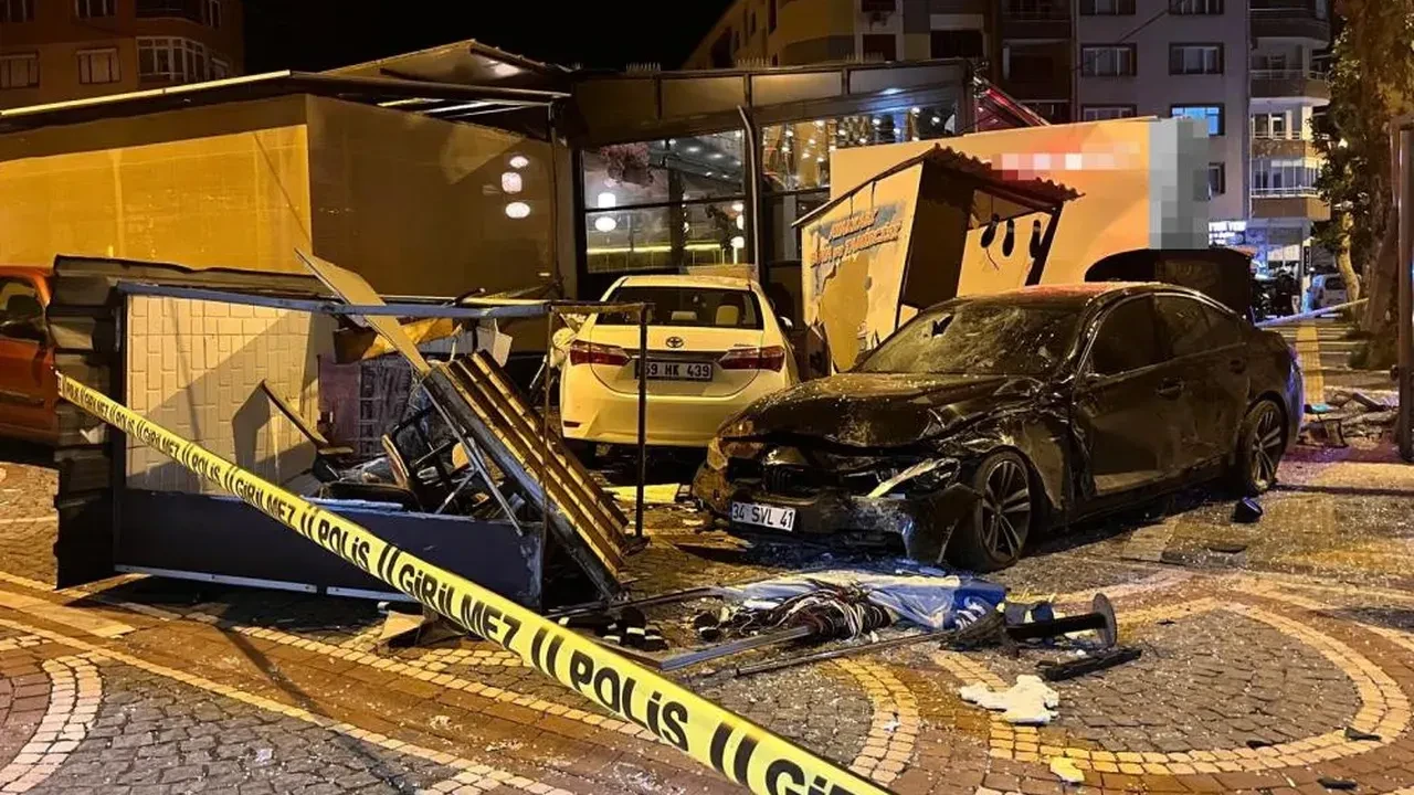 Tekirdağ'da faciadan dönüldü: Otomobil otobüs durağına çarptı