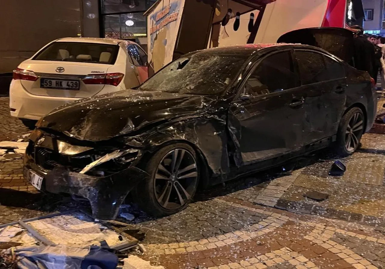 Tekirdağ'da faciadan dönüldü: Otomobil otobüs durağına çarptı