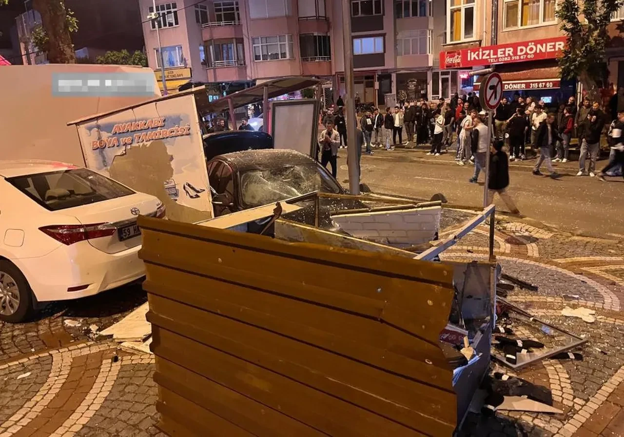 Tekirdağ'da faciadan dönüldü: Otomobil otobüs durağına çarptı