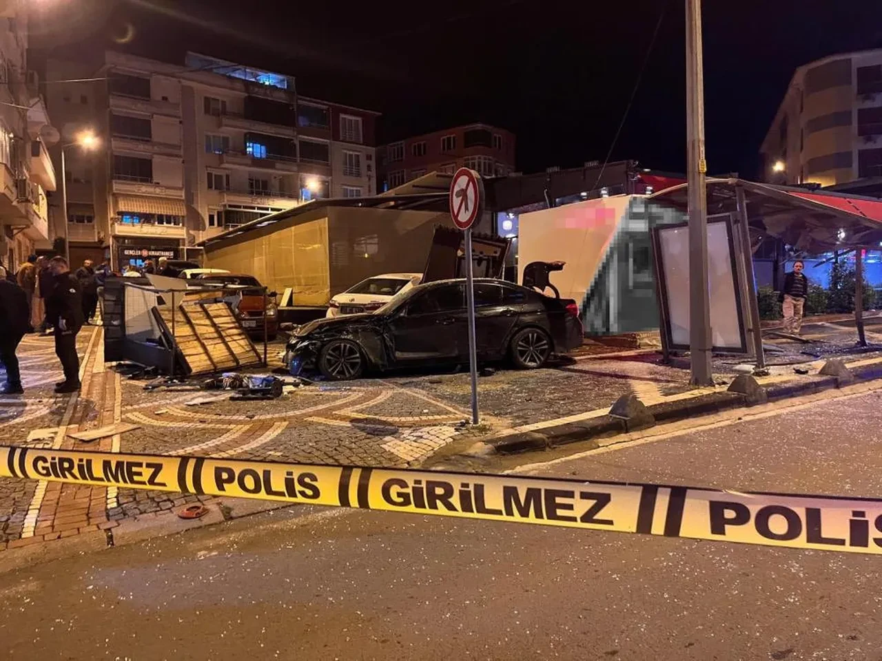 Tekirdağ'da faciadan dönüldü: Otomobil otobüs durağına çarptı