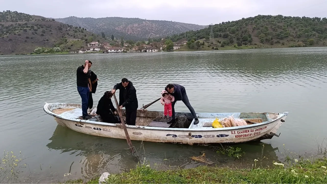 Venedik değil Yozgat! Yollar sular altında kalınca köylerine kayıkla gittiler