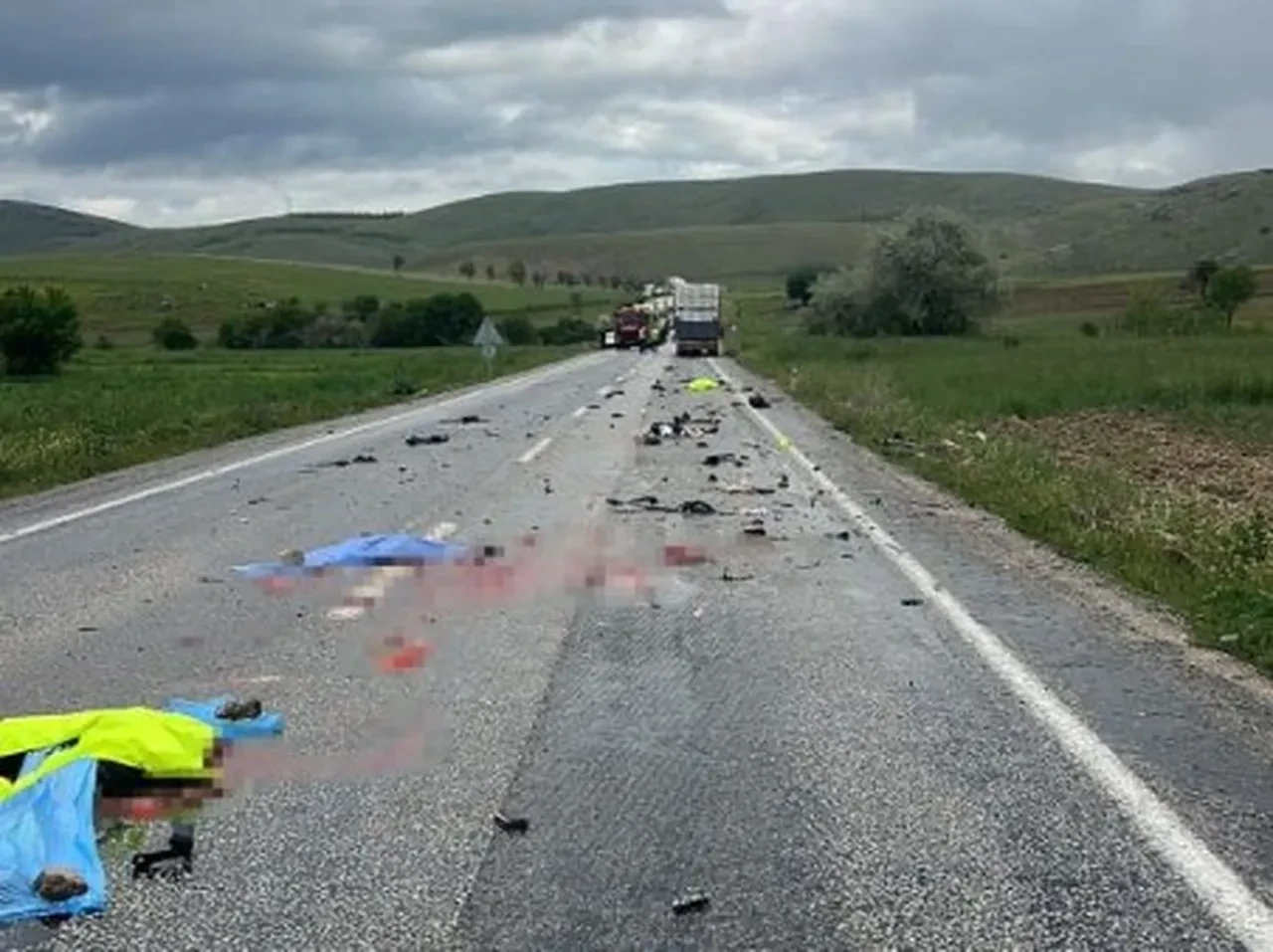 Afyonkarahisar'da feci kaza! Motosikletle tırın altına girdi, feci şekilde can verdi