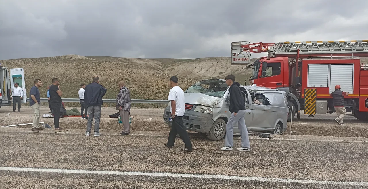 Bayram tatiline giden aile kaza geçirdi: 1 ölü, 8 yaralı