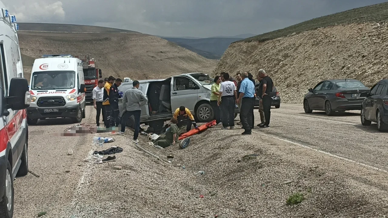 Bayram tatiline giden aile kaza geçirdi: 1 ölü, 8 yaralı