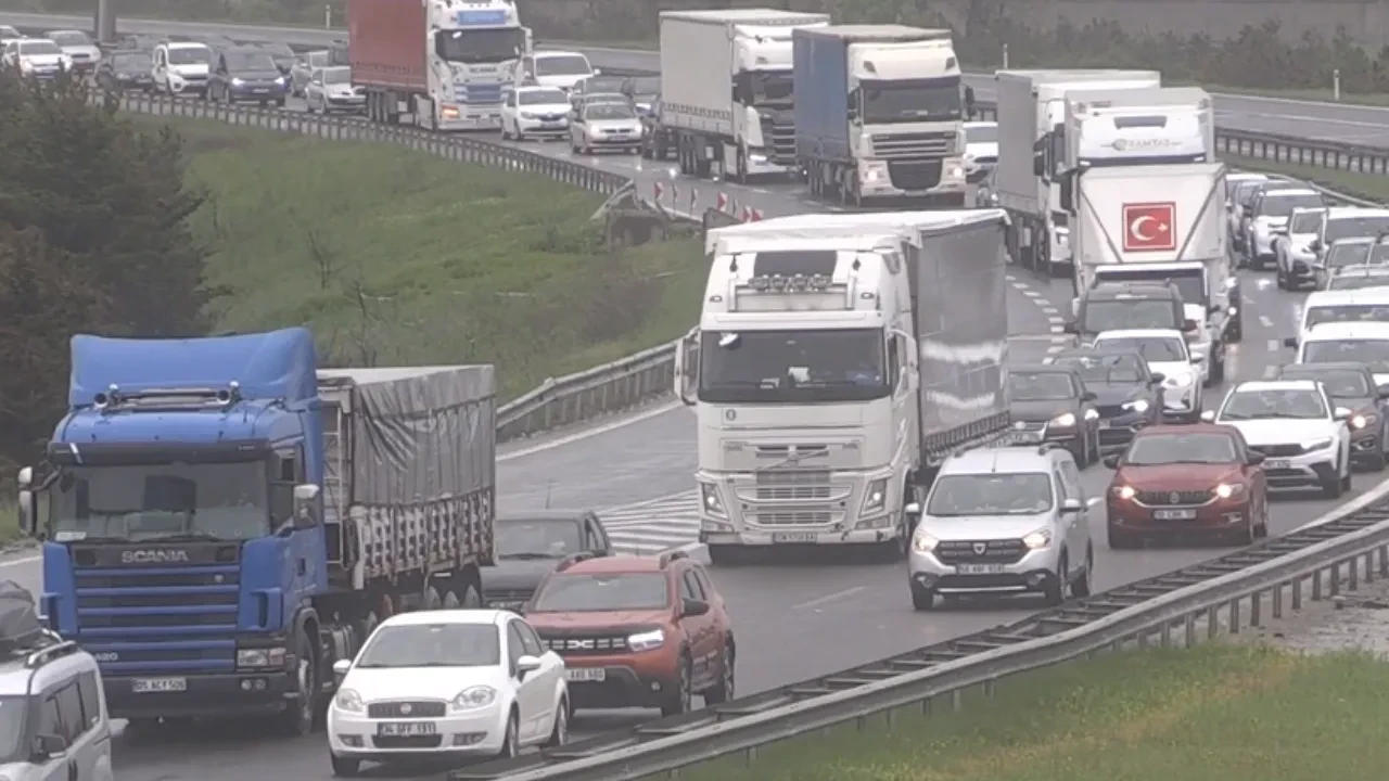 Bolu istikametinde bayram tatili trafiği görüntülendi