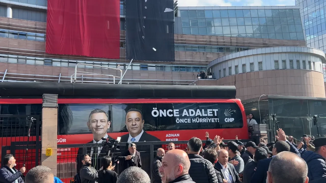 CHP Genel Merkezi önü karıştı! Su şişeleri havada uçuştu