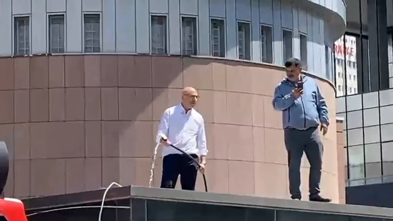CHP Genel Merkezi önünde ilginç anlar! Mahmut Tanal eline hortum alıp, beklemeye başladı