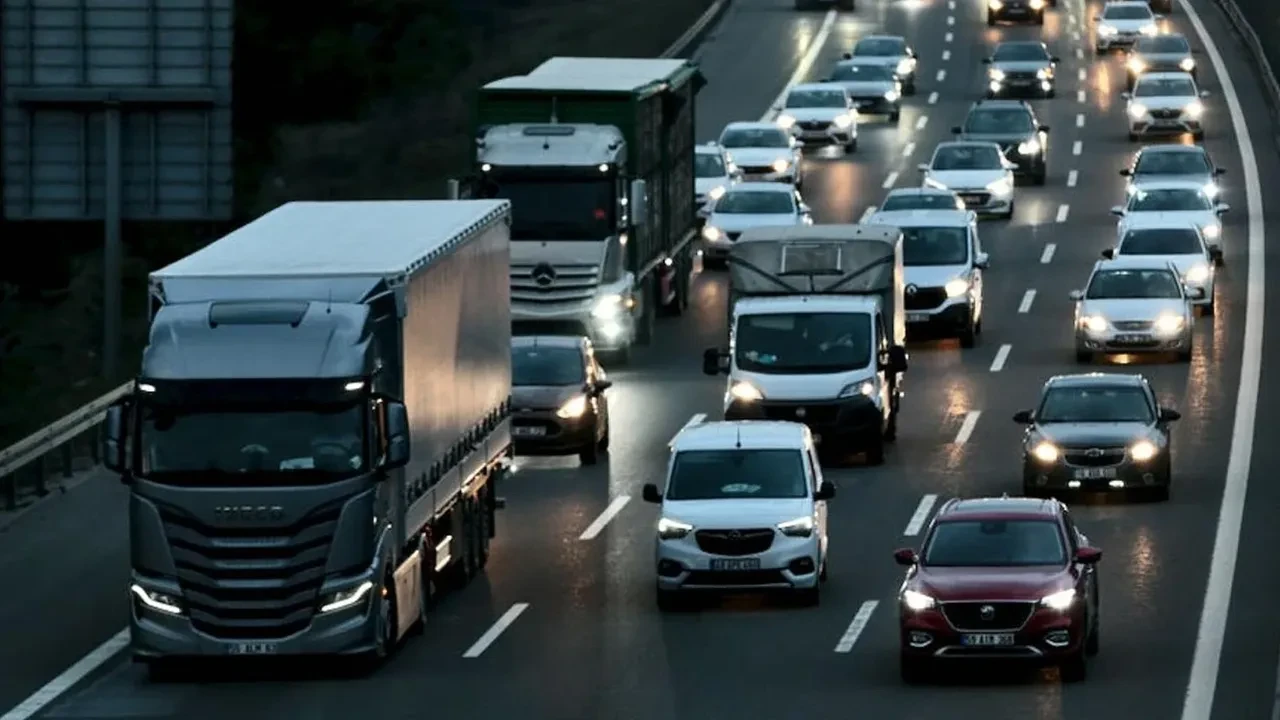 Kurban Bayramı tatilinin 2. gününde yola çıkacaklara kritik uyarı! Ulaşım tek şerit olacak: İşte belirlenen yollar