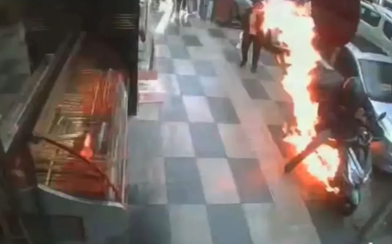 Marşa bastı, alevler içinde kaldı! O anlar kamerada