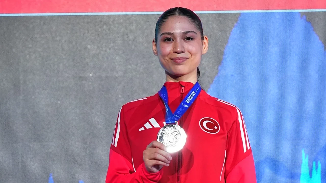 Milli karateci Zümra Rezzan İm'den gümüş madalya