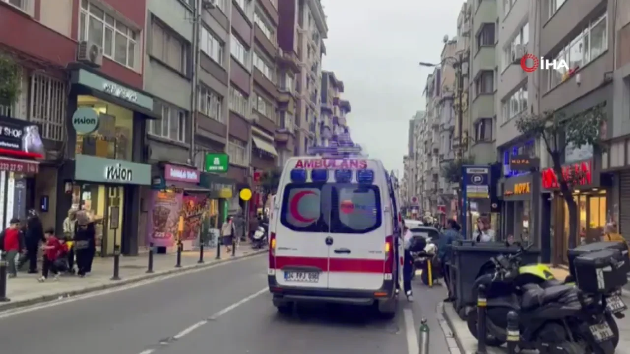 Motosikletin çarptığı yaya havada takla attı: Şişli'de korkutan kaza kamerada