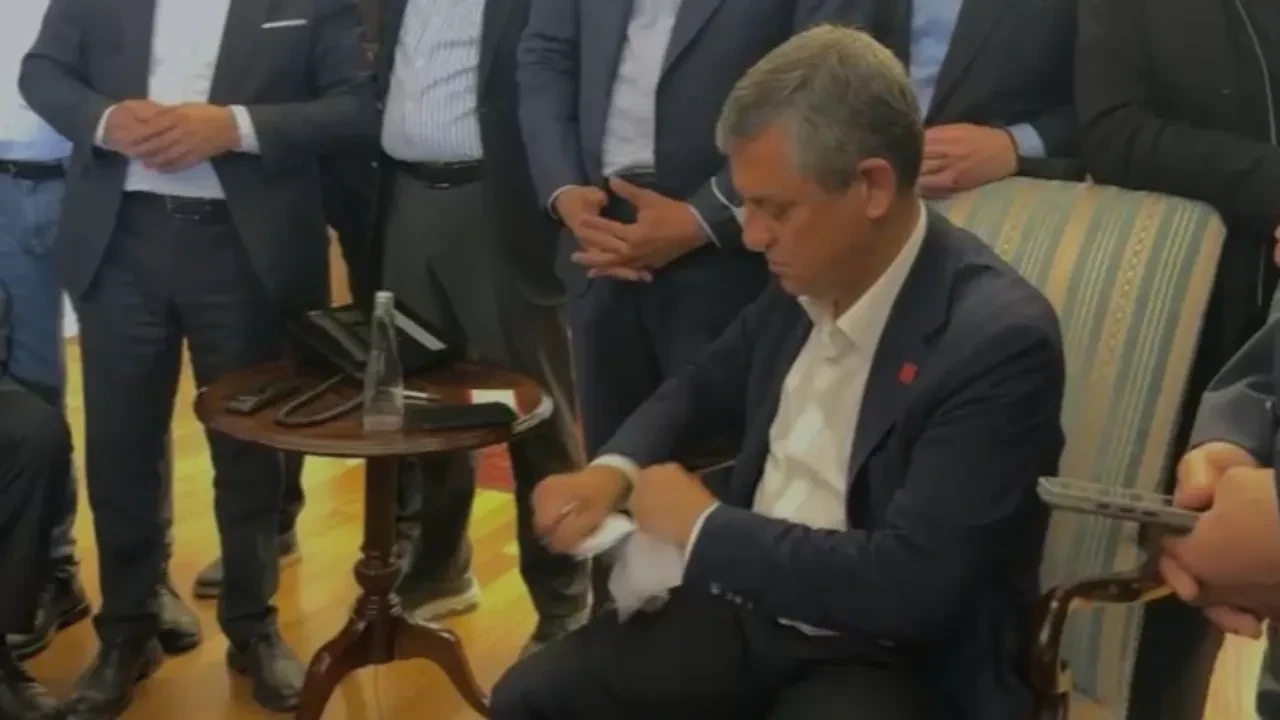 Özgür Özel mutlak butlan tebligatını yırttı