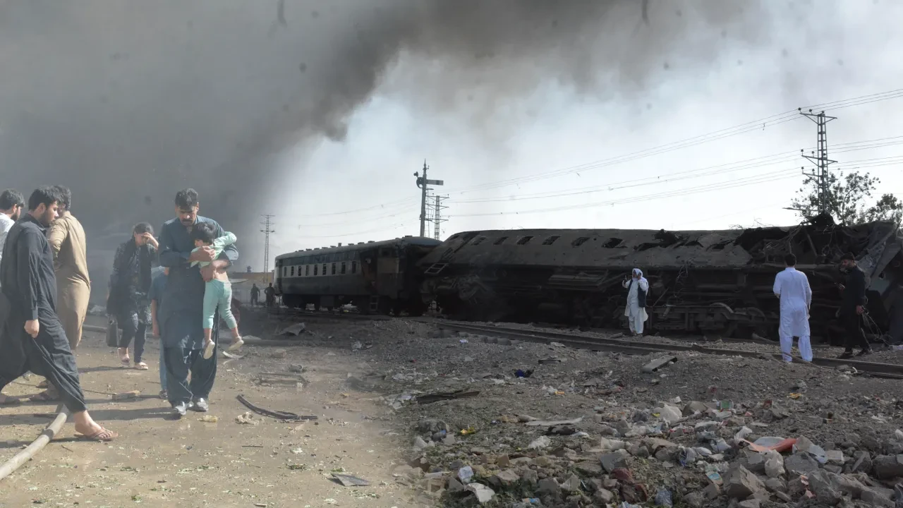 Pakistan'da demir yolu hattında patlama: Çok sayıda ölü ve yaralı var