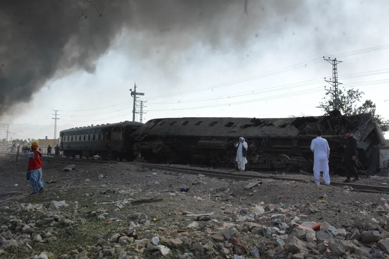 Pakistan'da demir yolu hattında patlama: Çok sayıda ölü ve yaralı var