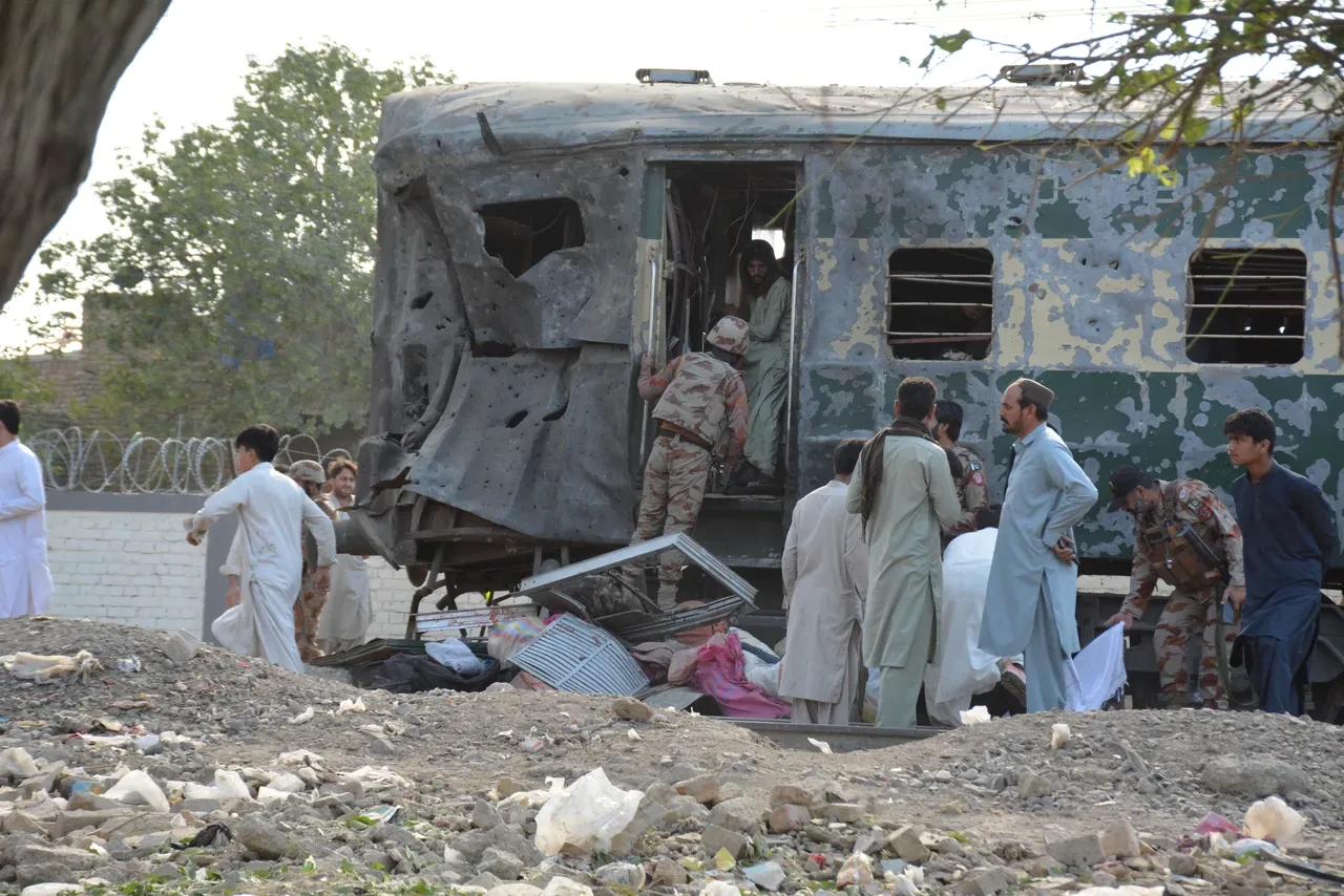 Pakistan'da demir yolu hattında patlama: Çok sayıda ölü ve yaralı var