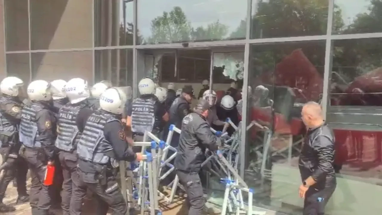 Polis ekipleri, CHP Genel Merkezi'ne böyle girdi