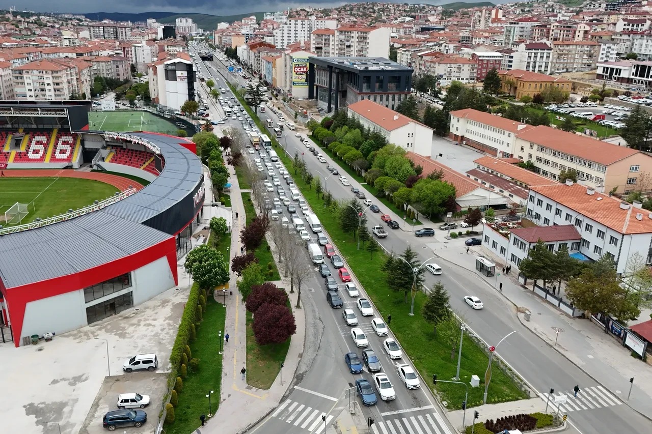 Tatilciler yola çıktı yollarda yoğunluk başladı: Geçiş güzergahları kilitlendi
