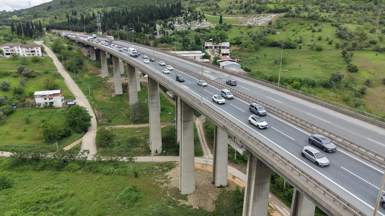 Tatilciler yola çıktı yollarda yoğunluk başladı: Geçiş güzergahları kilitlendi