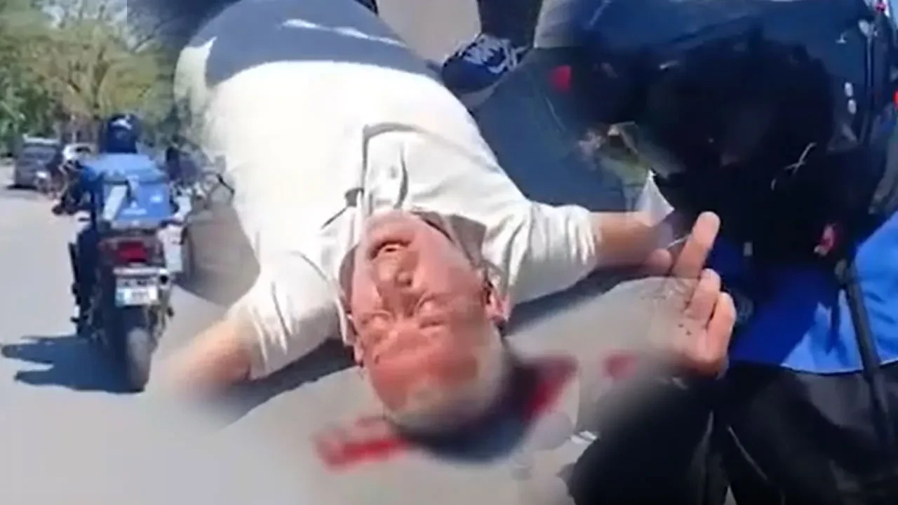 Avcılar sahilinde zabıta dehşeti: Bisikletlerine el konulan 60 yaşındaki seyyar satıcıya motosikletle çarpıp kaçtılar!