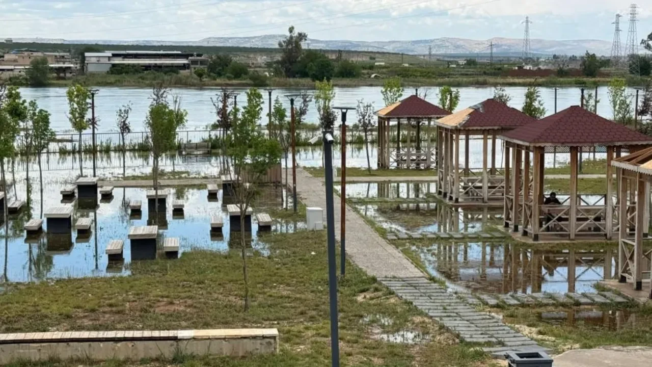 Baraj kapakları açıldı, Fırat Nehri taştı: Her yeri su bastı