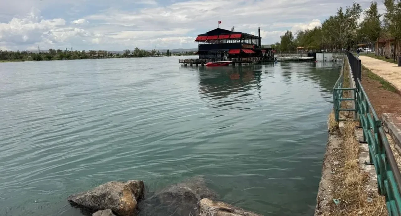 Baraj kapakları açıldı, Fırat Nehri taştı: Her yeri su bastı