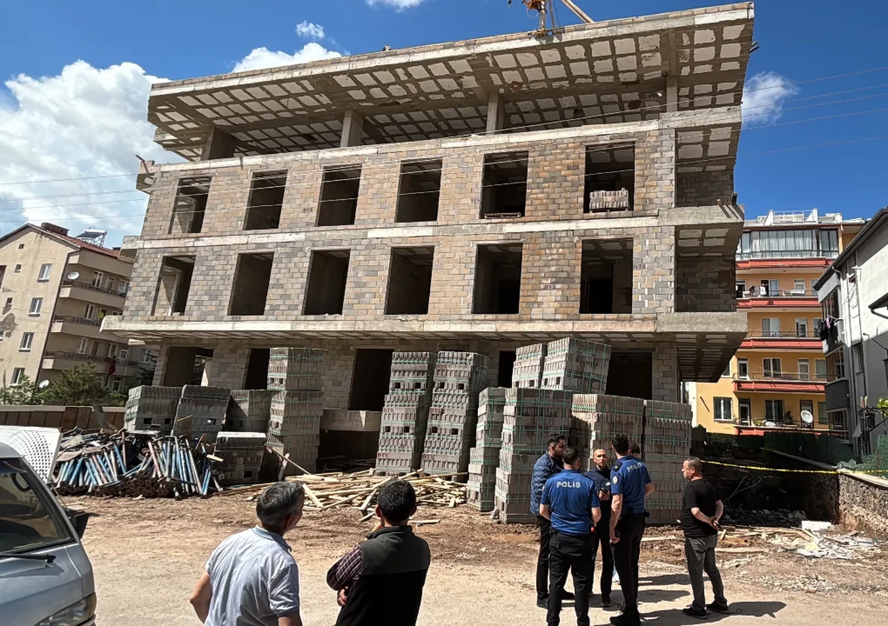 İnşaatta üzerine korkuluk demiri düşen işçi ağır yaralandı