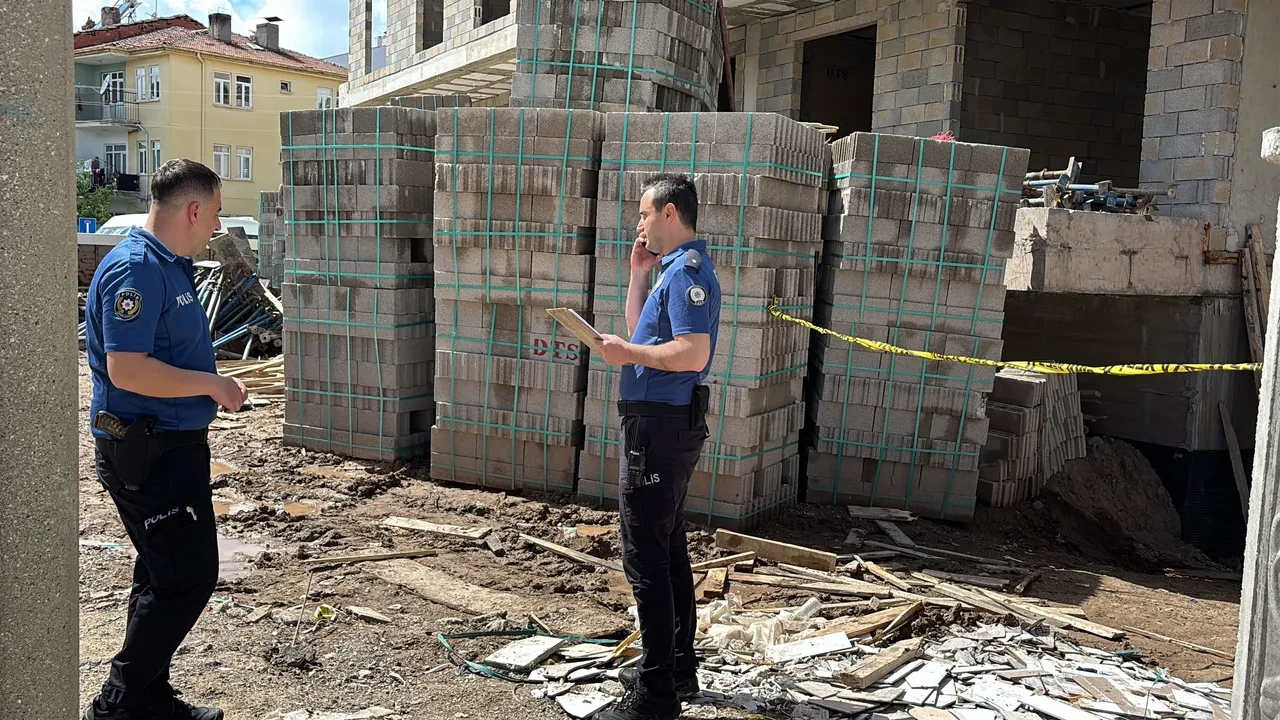 İnşaatta üzerine korkuluk demiri düşen işçi ağır yaralandı