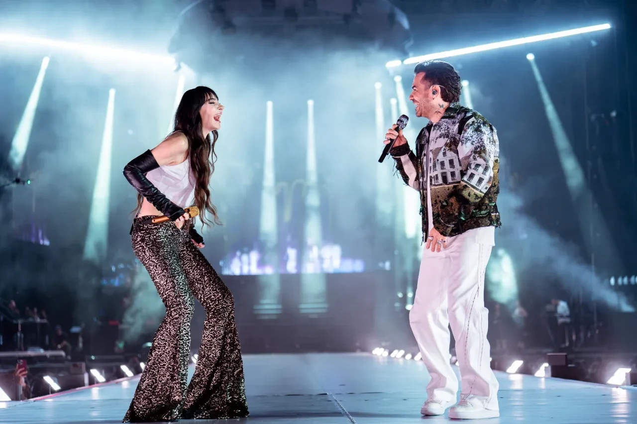 Kenan Doğulu konserinde Sıla sürprizi! Güçlü sahne performansı beğeni topladı