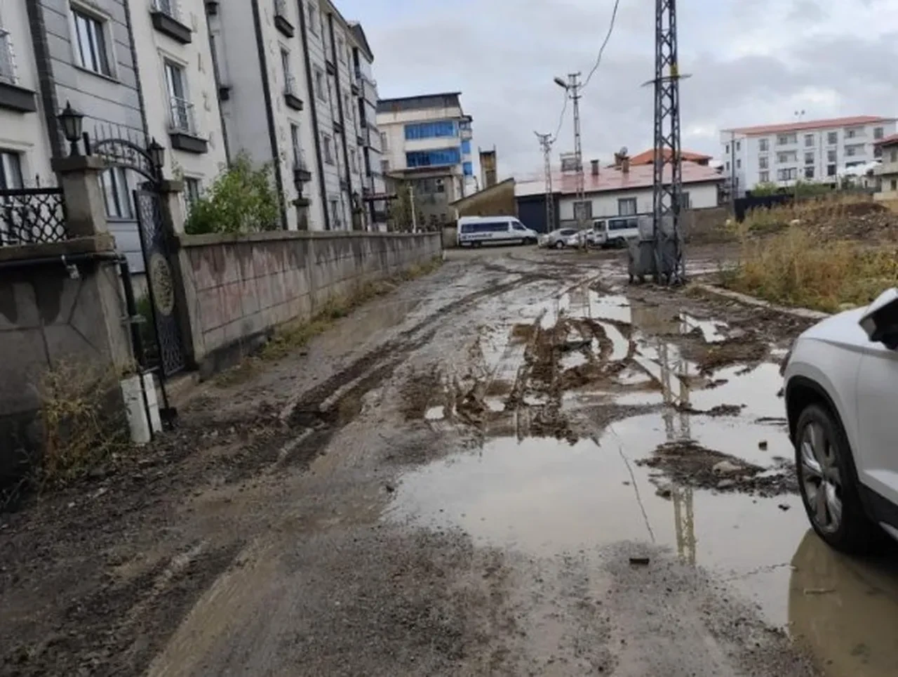 Lastik yarılması, jant yamulması ve alt takım hasarı... Kazazede sürücüleri sevindiren haber: Tazminat davası açılabilir
