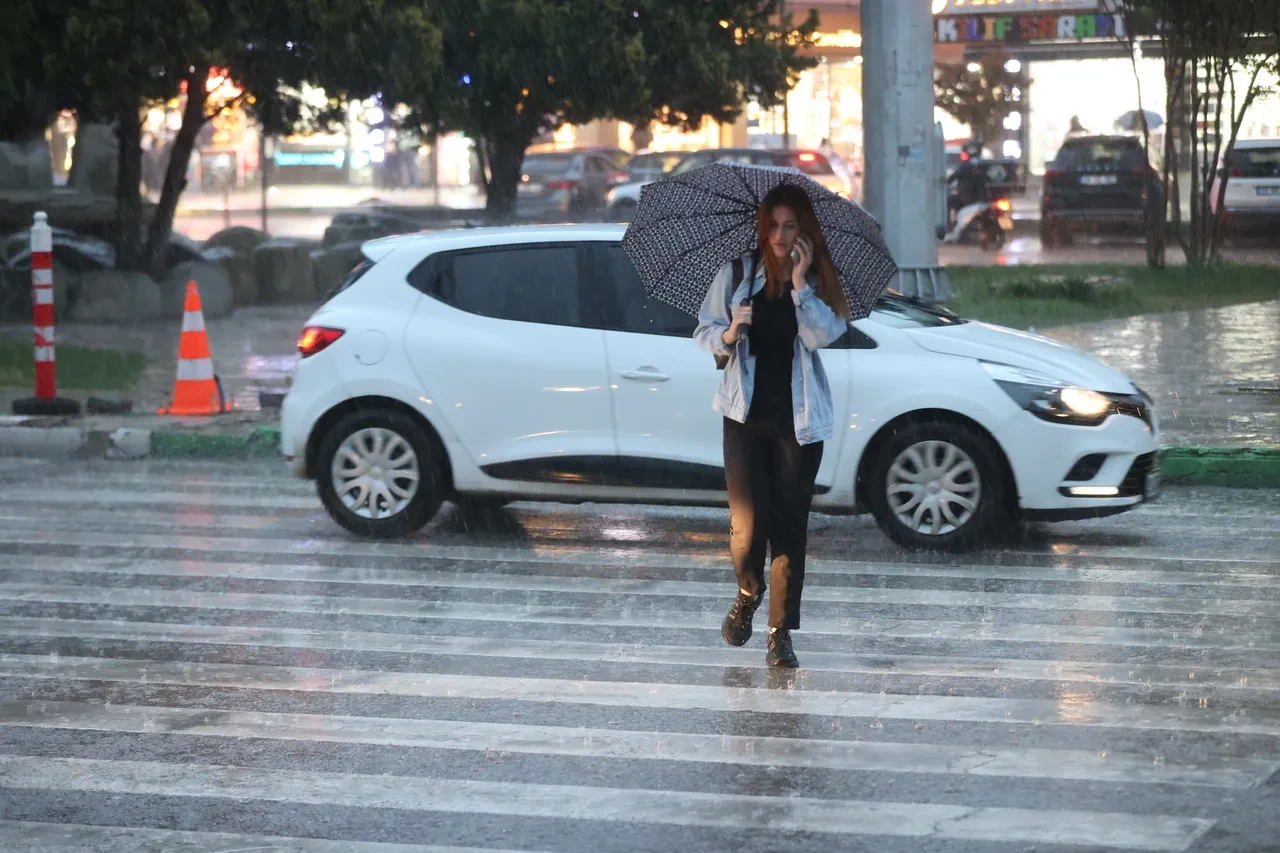 Meteoroloji illeri tek tek uyardı: Gök gürültülü sağanak geliyor
