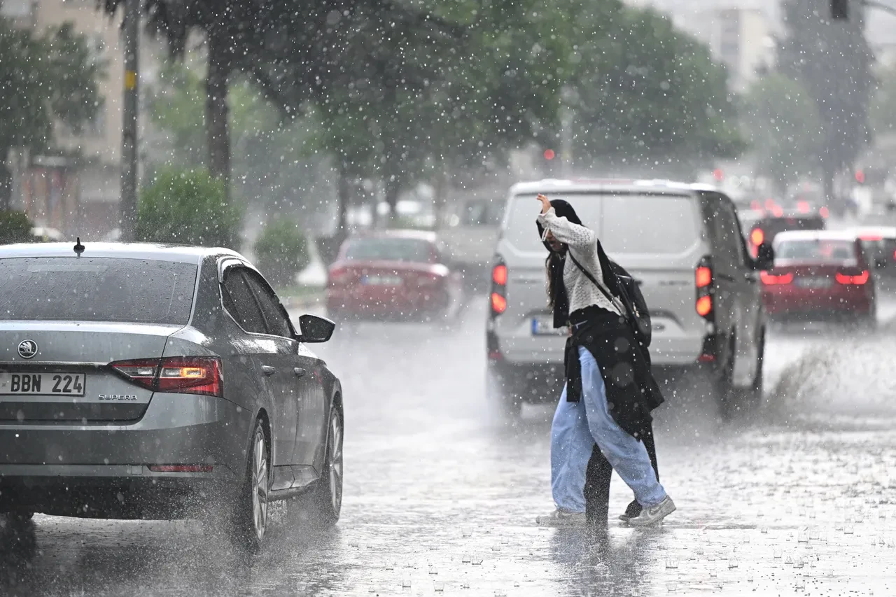 Meteoroloji illeri tek tek uyardı: Gök gürültülü sağanak geliyor