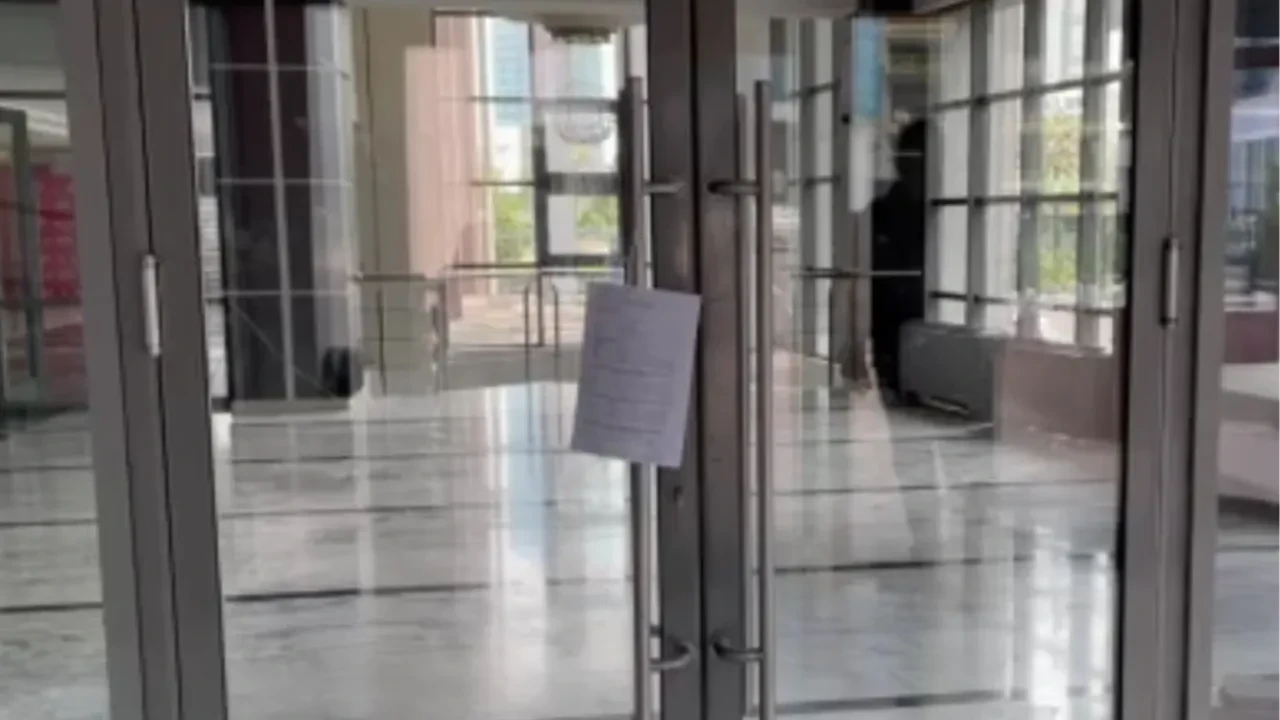 Mutlak butlan kararı CHP Genel Merkezi girişine asıldı