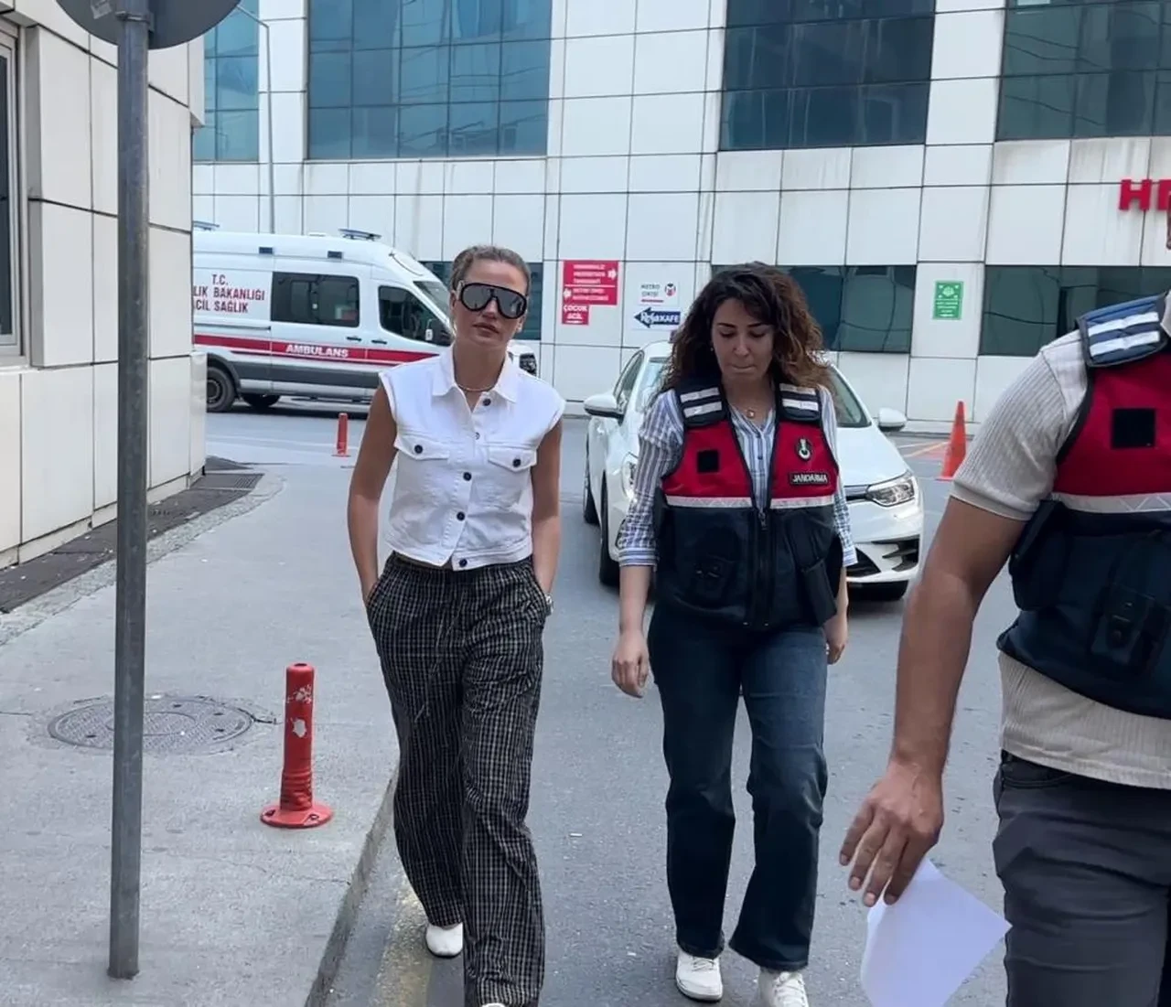 Serenay Sarıkaya serbest bırakıldı! Elleri cebinde gelmesi dikkat çekmişti